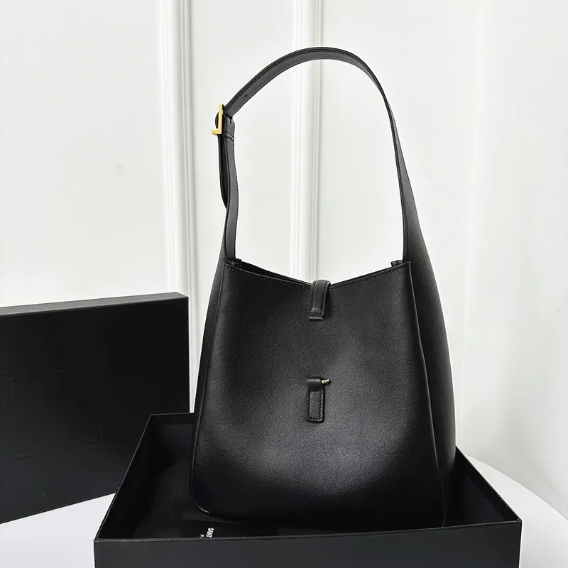 Fashion äkta läderväska underarm lyxig designer kvinnors väska hobo crossbody väska bokstäver mens handväska tygväska handväska axelväska koppling väskor