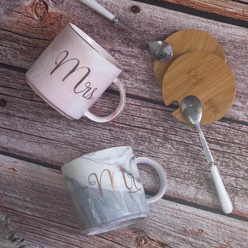 Tazze Tazza da caffè marmorizzata con coperchio Cucchiaio Coppia di uomini e donne Coppia di ceramica d'acqua Personalizzazione della tazza di moda creativa