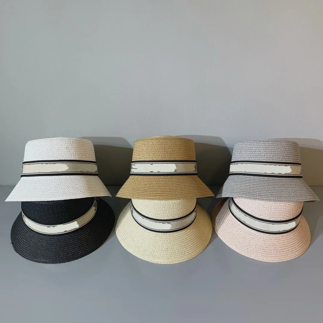 도매 클래식 디자이너 럭셔리 브랜드 버킷 모자 새로운 간단하고 다재다능한 밀짚 짠 분지 모자 세련된 유럽계 미국인 뒤집힌 태양 바이트 여름 여행