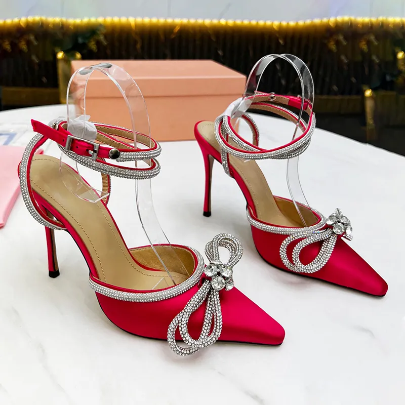 With Box dress skor Mach 100 Silk Satin Double Bow Crystal Pumps designer sandal reflekterande kvinnor högklackat lyxiga bröllopssandaler mode dampartytofflor