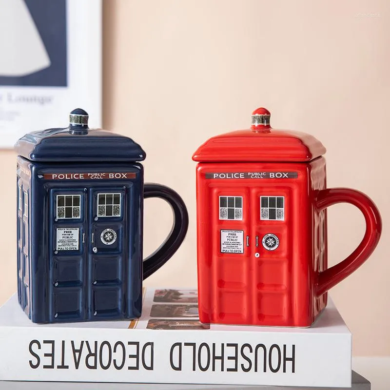 Muggar Creative Booth Shape Ceramic med lock Personliga blå röd kaffemjölkkoppar Rolig muggkopp för vänner par gåvor