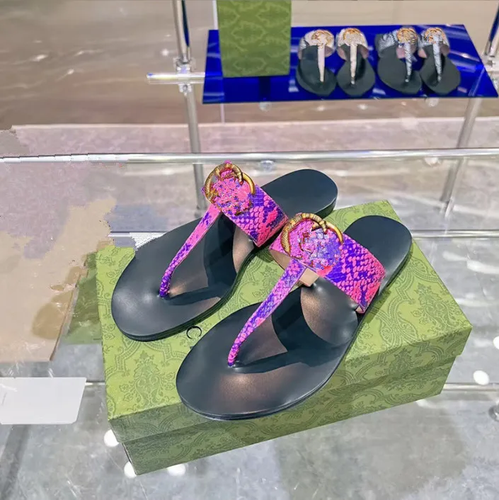 Homens chinelos de verão chinelos de praia slides slides letra feminina designer plana sapato de metal sandálias de ladra preguiçosas tamanhos grandes 35-46