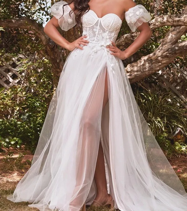 Robe de mariée ligne A romantique, manches courtes, décolleté en cœur, dos nu, tulle fendu sur le côté haut, appliques florales 3D, train de balayage, robe de mariée sur mesure