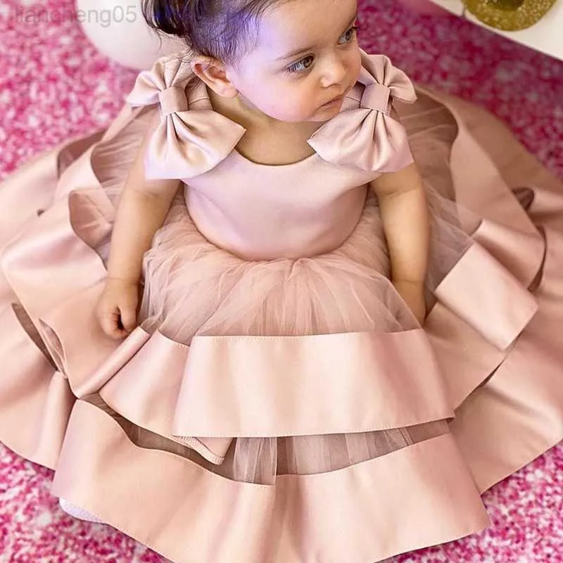 Flickans klänningar 2023 Flower Girl Princess Ball Gowns For Baby Girls Barn ärmlös pärlskiktad klänning Spädbarn 1st födelsedagsfestkläder W0224