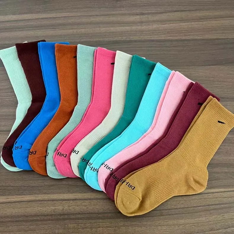 Chaussettes athlétiques quatre saisons, couleur arc-en-ciel, chaussettes hautes pour Couple, chaussettes longues et solides, chaussettes à crochet en coton