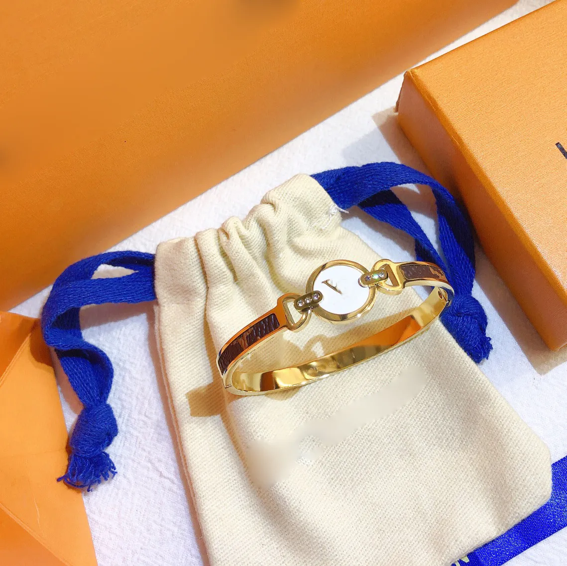 Designer armband armband faux l￤der armband lyxarmband kvinnor bokst￤ver smycken pl￤terat rostfritt st￥l 18k guld kristall armband manschett modetillbeh￶r