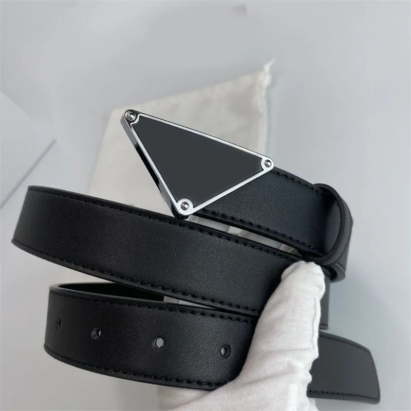 أحزمة فاخرة للنساء أحزمة بتصميم مثلث معدني متعدد الألوان مريح بخصر ceinture مادة جلدية أحزمة مصممة أزياء حساسة YD017 B23