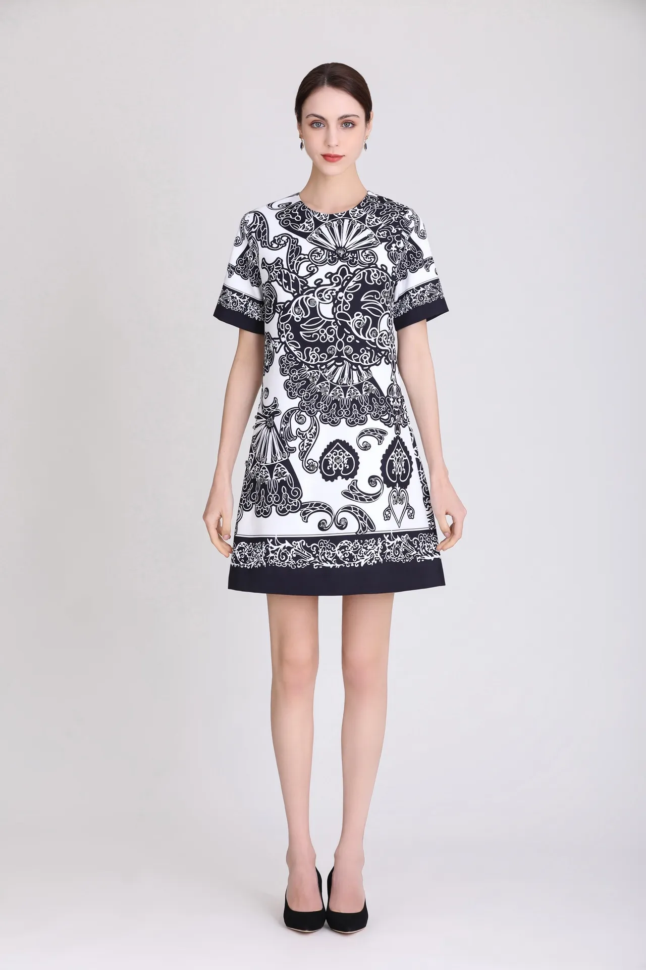Günlük elbise bahar ve yaz kısa kollu gevşek moda yuvarlak boyun orijinal tasarımcı dekor siyah ve beyaz baskı el yapımı boncuklu elbise tekokrom boyutu 4