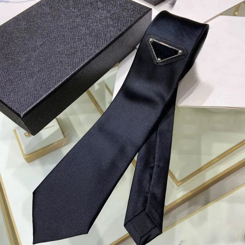 Cravatte Cravatte in seta da uomo G Cravatte firmate Cravatte a righe da uomo Cravatte in tessuto colori Set Party Wedding Business Design alla moda con scatola