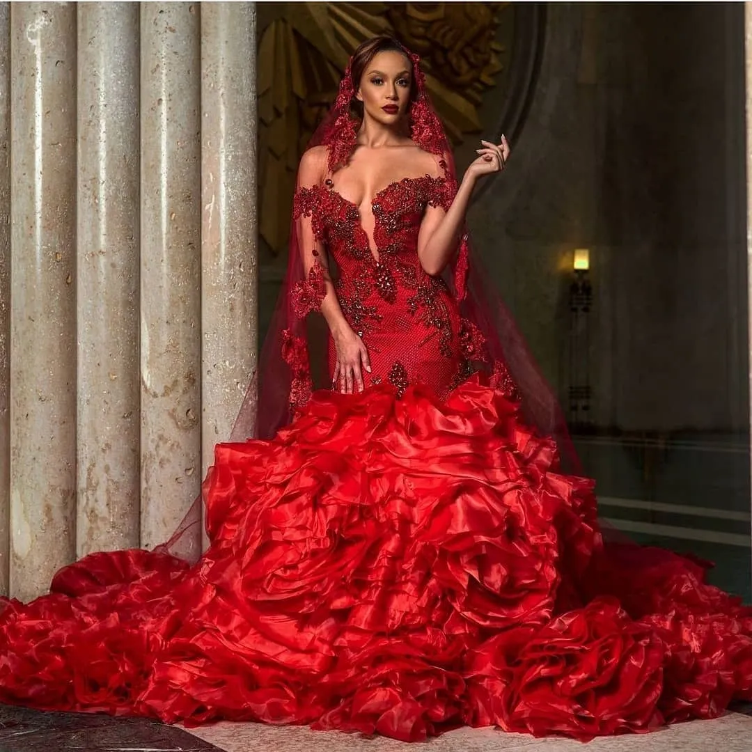 Abiti da sposa a sirena in pizzo rosso Abiti da sposa con perline Treno a balze increspato Off The Shoulder Scollo Organza Plus Size Vestido De Novia