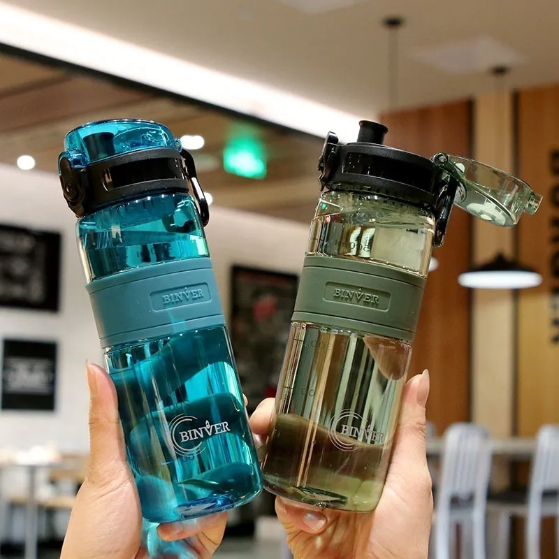 Bottiglie d'acqua Borraccia sportiva da 500 ml Bicchiere d'acqua multicolore per studenti a scuola Maniglia portatile da viaggio all'aperto Palestra Bottiglia di plastica Bicchieri 230224