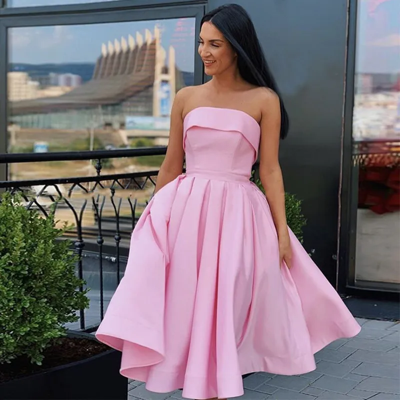 Trägerloses A-Linien-Rosa-Knielanges Heimkehrkleid, knielang, schlichtes Champagner-Satin, kurzes Abschlussball-Partykleid für Teenager