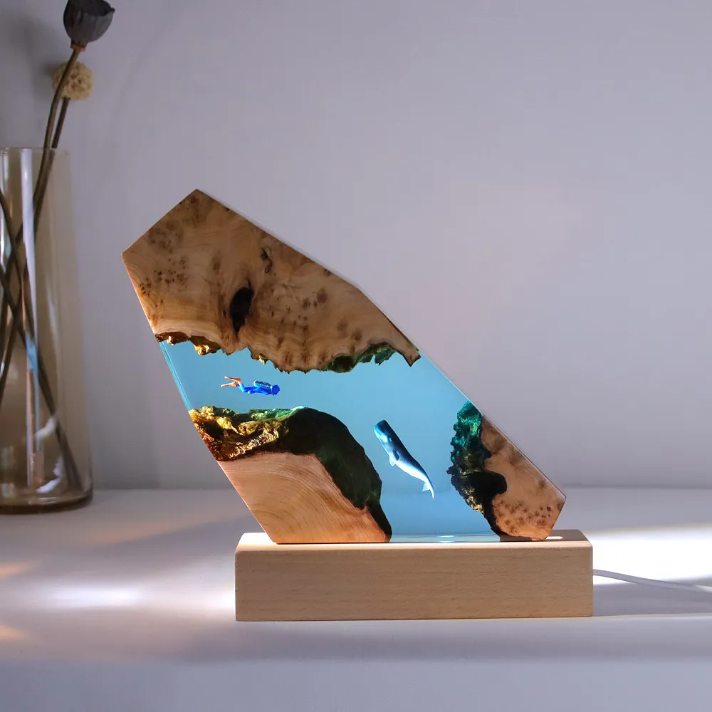 装飾的なオブジェクトの置物カルスト洞窟クジラダイバーテーブルデコレーションマリンアートクラフトソリッドウッド樹脂ランプバースデーギフトジュエリーホーム230224