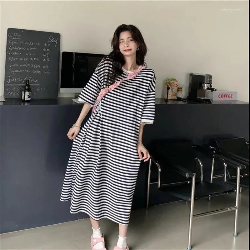 Casual klänningar t-shirt klänning kvinnor sommar kort ärm koreanska fritidsstudenter randiga all-match lat sidoslyst mode lös ins