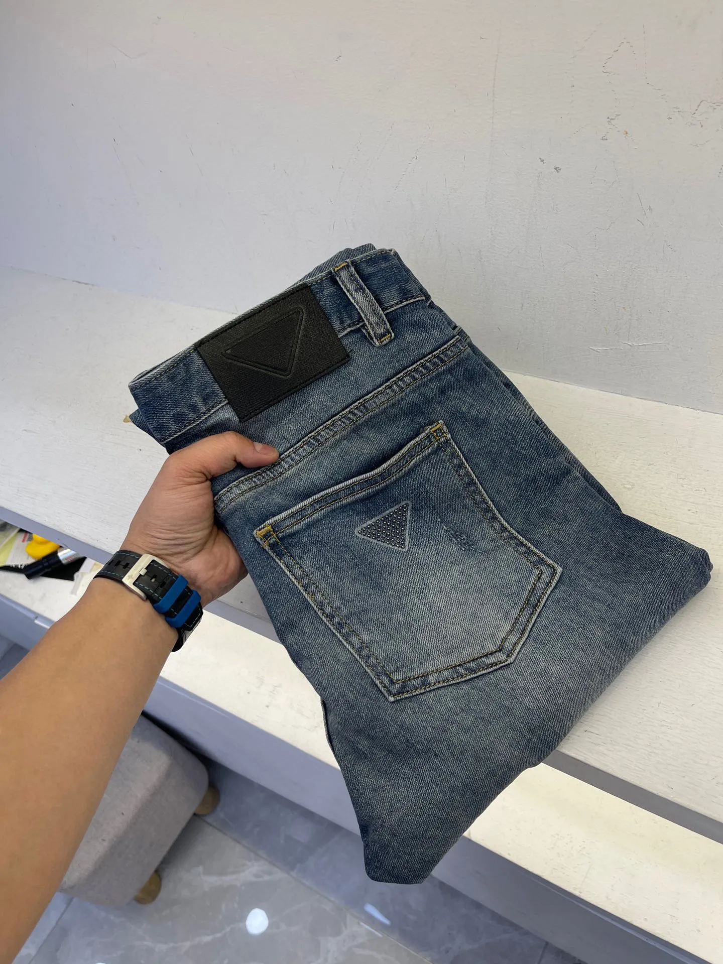 2023 İlkbahar ve Yaz için yeni tasarımcı kot pantolonlar, şık rahat hafif elastik ince uyum lüks yüksek kaliteli erkek yakışıklı kot pantolon