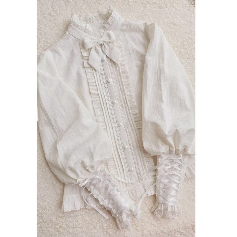 Blouses Femmes Chemises QWEEK Chemise blanche en dentelle Femmes Style Lolita Gigot Manches Beaux Blouses Japonaises À Manches Longues À Volants Plissés Hauts Kawaii Vêtements 230225