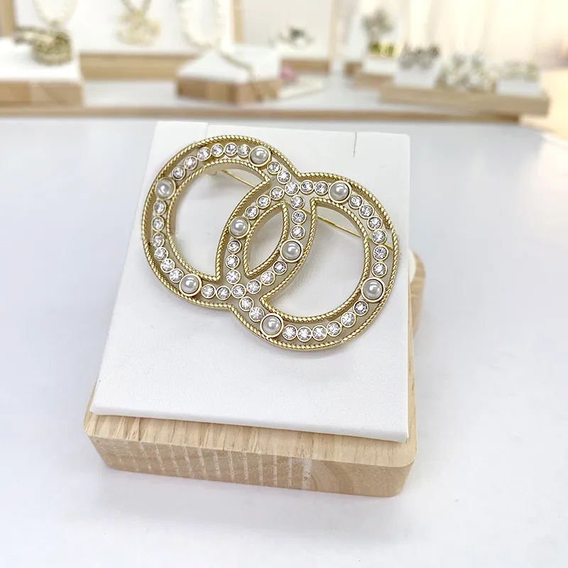 Never Fade Channel Brooch Известный дизайн Gold C Brand Brooch Women Rhinestone Pearl Letter Suit Brooch Pin Модная одежда Украшение Высококачественные аксессуары