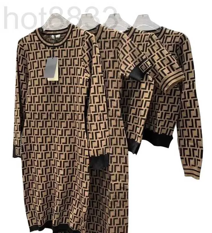 Robes de piste Designer Femmes Robe Pleine Lettres Relief Tricoté Manches Longues À Manches Courtes Pull Design De Mode Jupes De Couleur Marron Charme HVFO