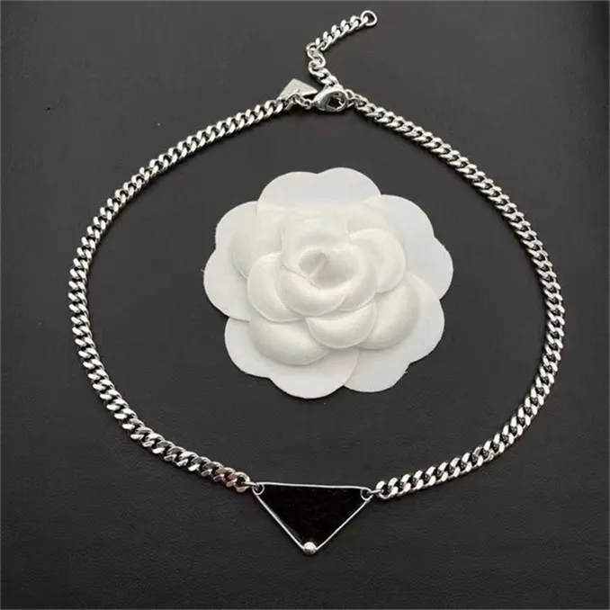 Collana di design con ciondolo a triangolo rovesciato, gioielli da donna di lusso da uomo, catena d'argento, catena d'oro, amanti del rugby, collana da baseball, collana a forma di cuore