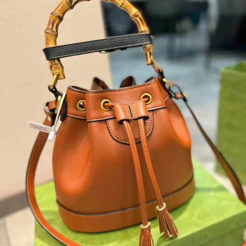 Tasarımcı Çantalar Kadınlar İçin Sırt Çantası Tasarımcılar Mens Cüzdanları Omuz Çantaları Lüks Tavalar Orijinal Deri Moda Çantalar Crossbody debriyaj Çantaları