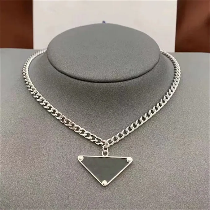 K￤rlek halsband silverkedjedesigner halsband f￶r kvinnor m￤n ￤lskare unika och fashionabla smycken svart vit inverterad triangel h￤nge kubansk l￤nk lyxsmycken