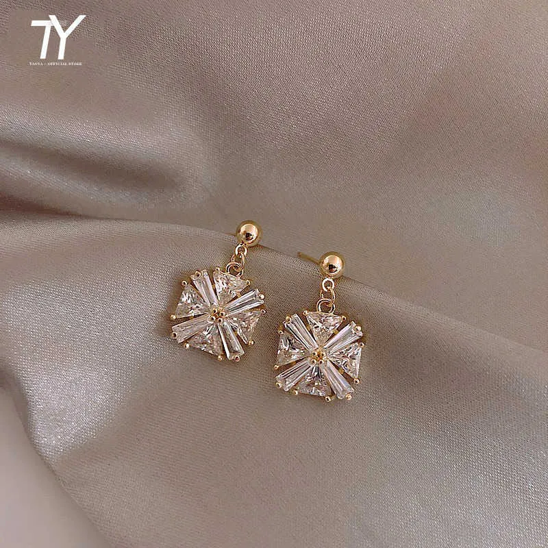 Charm Luxury Crystal Zircon Square Small Earring Hipsters mångsidiga örhängen Party Fokal Delikat kvinnliga örhängen G230225