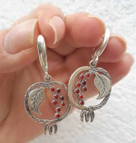 Boucles d'oreilles à la grenade sculptées à la main en métal vintage avec breloque et boucles d'oreilles à crochet en pierre rouge pour femmes G230225