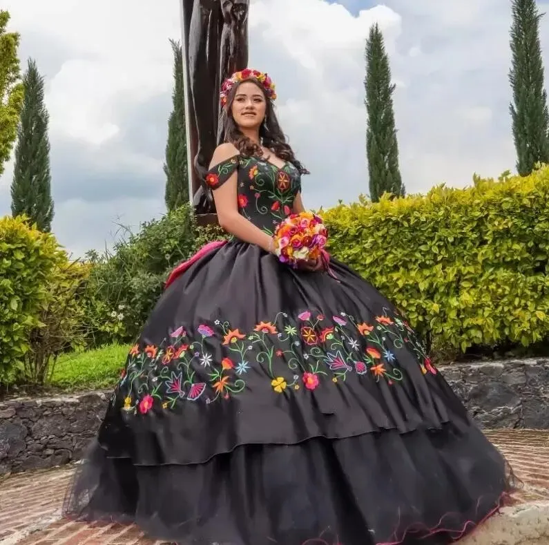 Черные плюс размеры мексиканские платья Charro Quinceanera, вышитые с крышкой для плеча Corset Prom Sweet vestido Para 15 Anos Adolecente