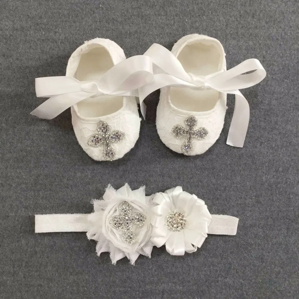 First Walkers Dollbling Ivory Christening Soft Baby Shoes Headband Lace Luxury Cross Diamond Charm Crochet Infant White Lace Baptism Ballet 230227