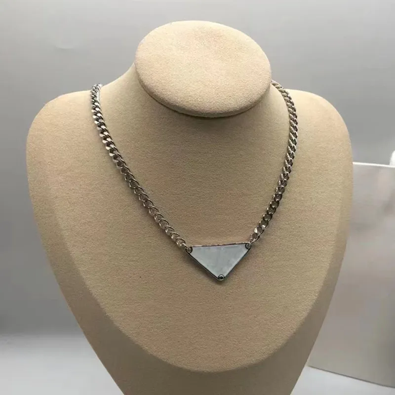 collier de luxe chaîne en or pour hommes femmes colliers pradda designer pendentif triangle inversé design Symbole collier de diamants noirs chaînes personnalisées bijoux en argent