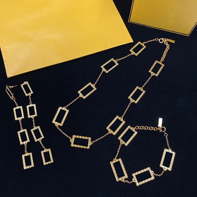 Ljusa rektangulära ihåliga charm kvinnor fantastiska fyrkantiga mönster design armband elegant guld justerbara hänghalsband