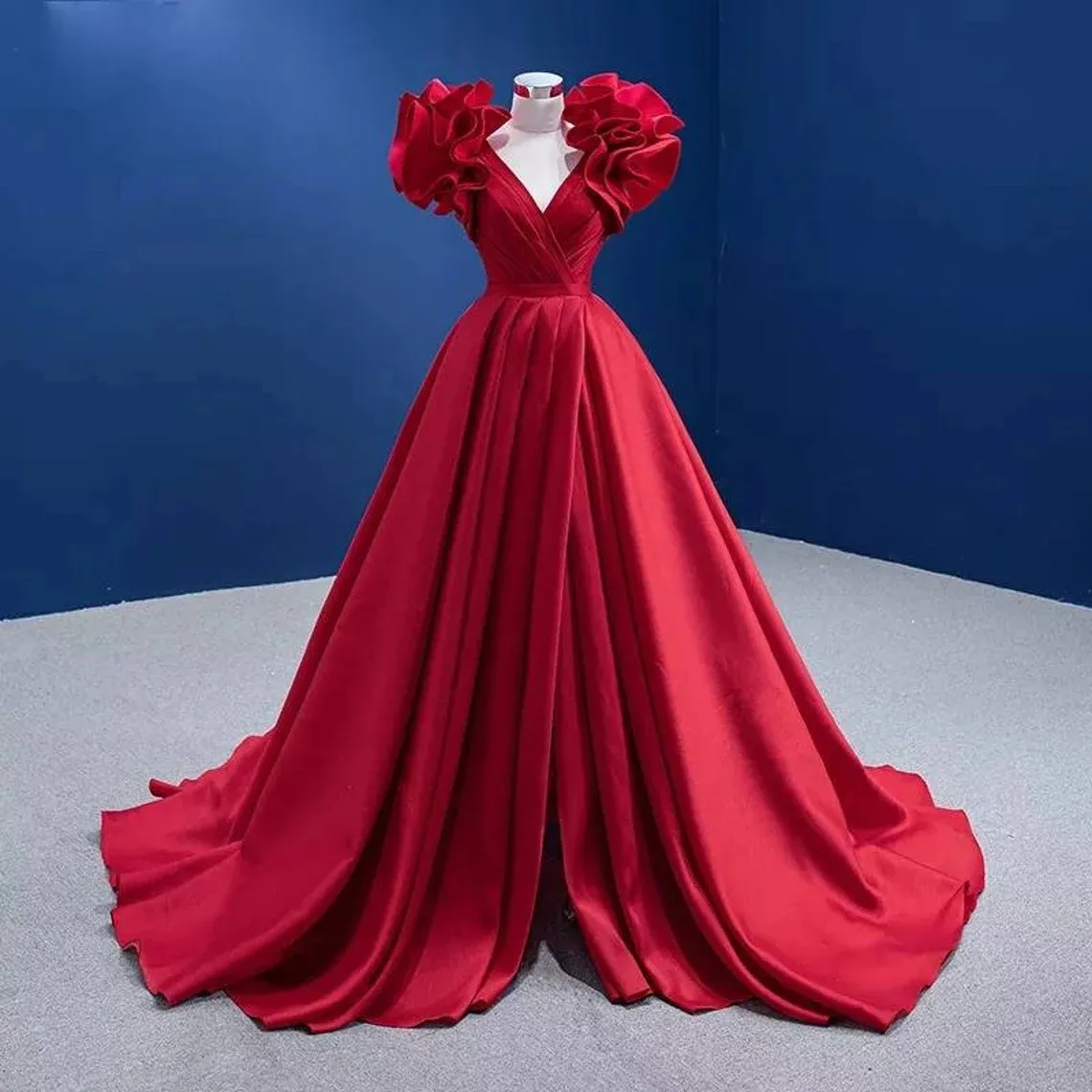 Robes de bal simples col en V sur l'épaule manches de juliette robes de soirée en satin froncé sur mesure dos corset à lacets robes de soirée formelles