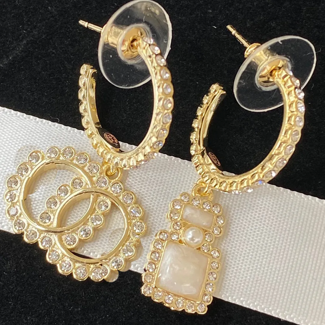 المرأة الفاخرة مصممة الماس ترصيع حلق المجوهرات أزياء Golden C الأقراط للسيدات حفلة الأذن الأطواق