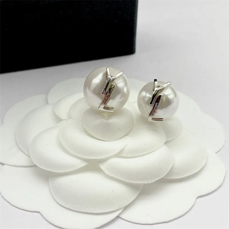 Luxurys Ear Studs örhängen Kvinnor Hoop Earring Fashion Letter Pearl Earrings Designer för Woman Wedding Party Jewelry Earring