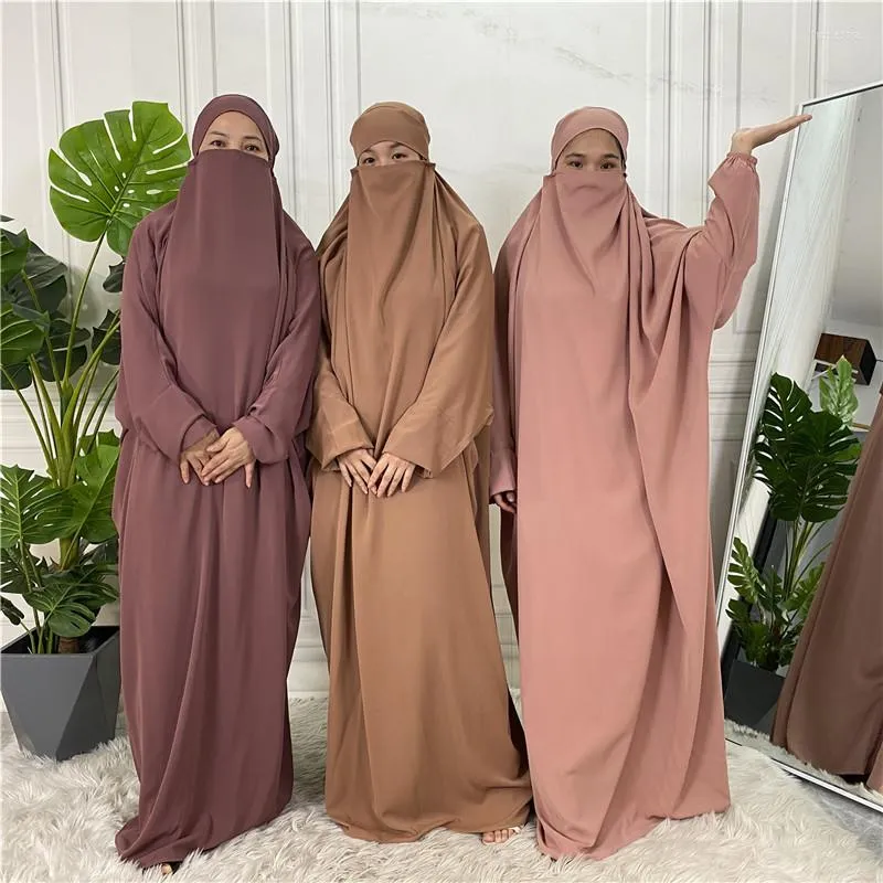 Etnisk kläd Bat ärmskåpa muslimska kvinnor bönplagg plus storlek eid huva jilbab abaya long khimar full täcker ramadan klänning islam