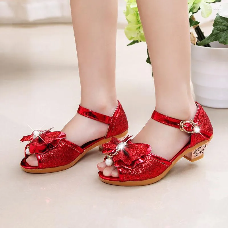 Des talons pour sales les petites filles
