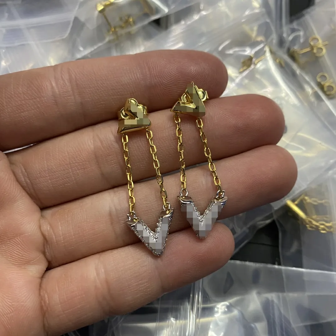 Lady Fashion Earring Stud Designer Heart Shape Hoop and V Letter Sign Luxury Earrings High End Jewelry for Woman Top Quality Multiple Optional E-088