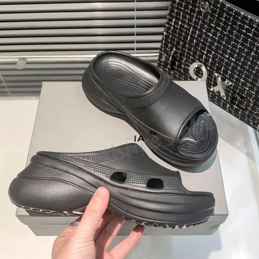 2023 Femmes Hommes Pantoufles Piscine Croc Slide Sandal Designer Caoutchouc Slip On Pantoufles Mode Sandales d'été légères Diapositives Taille 35-42