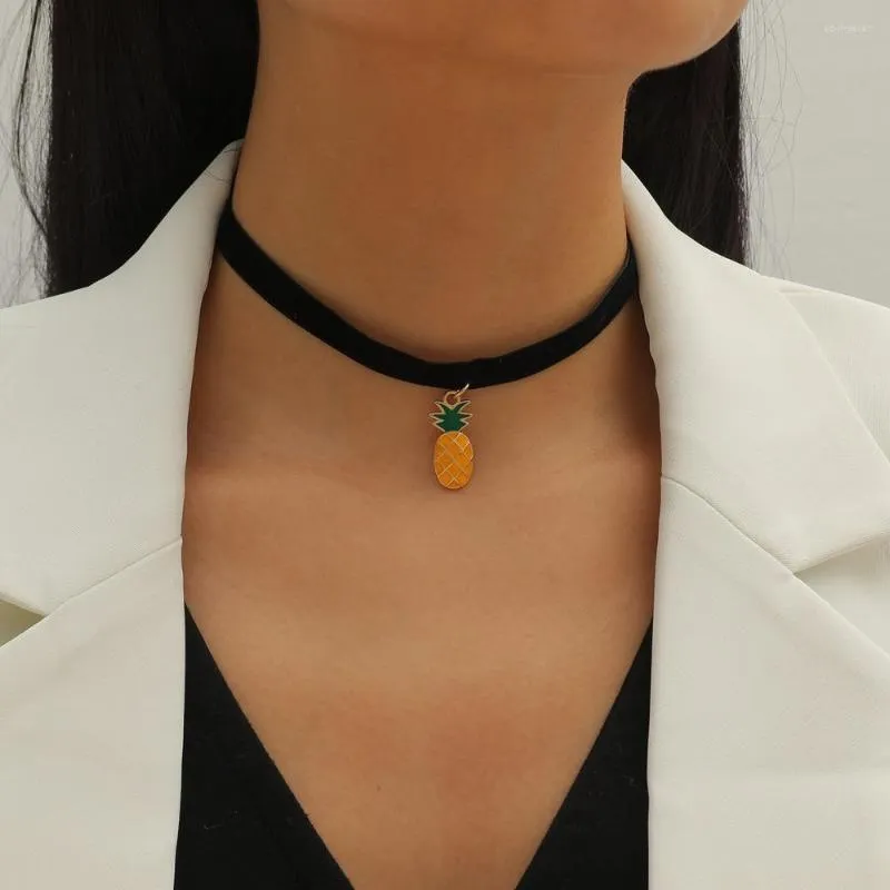 Choker Chic Black Velvet Pineapple wisiorek