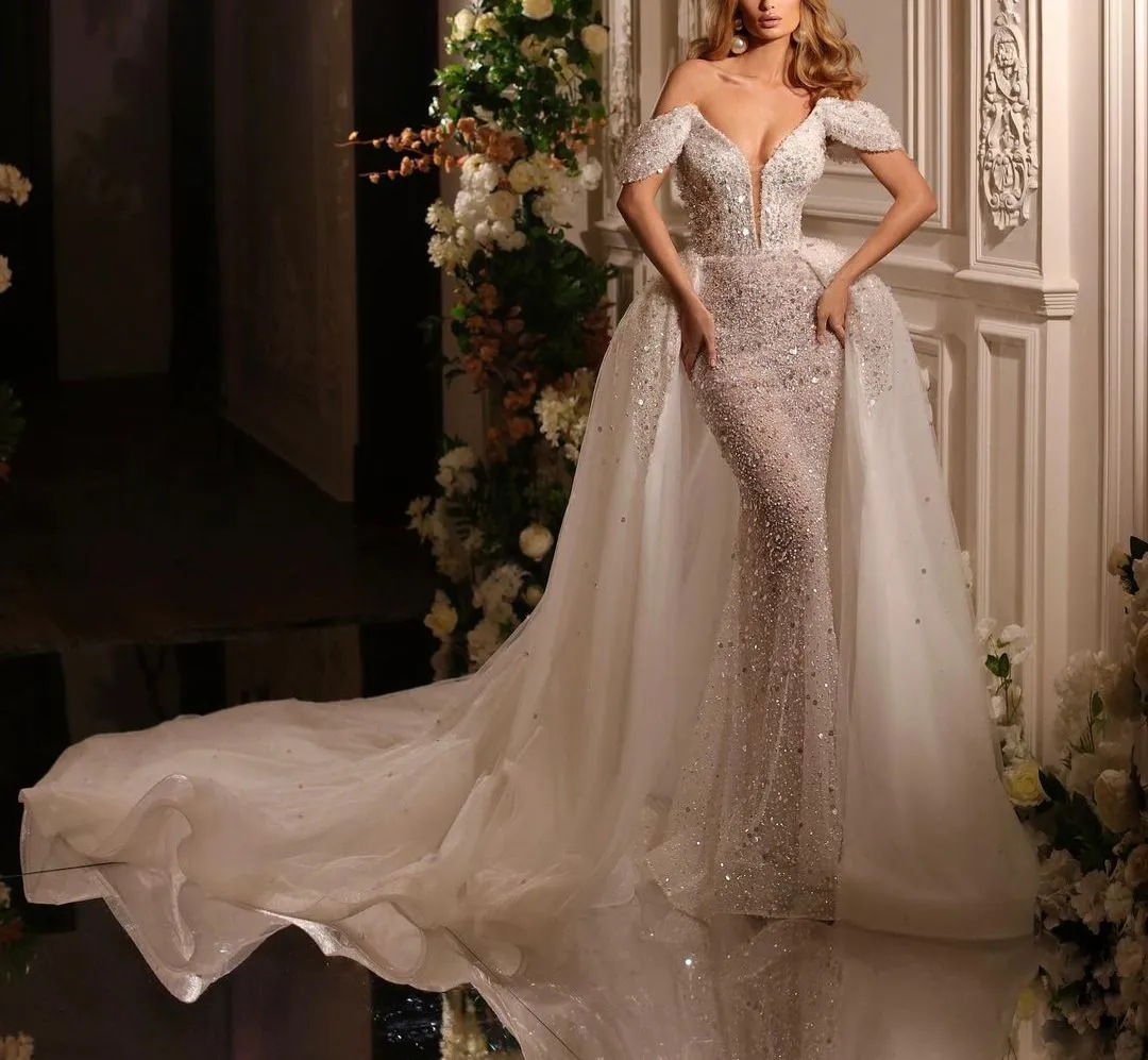 Glitzernde Meerjungfrau-Brautkleider, ärmellos, V-Ausschnitt, schulterfrei, Applikationen, Pailletten, Perlen, bodenlang, abnehmbare Schleppe, Perlen, elegante Brautkleider abiti da sposa