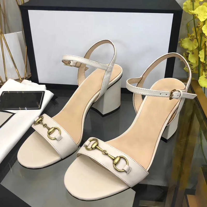 Designer Luxury Tacchi alti Donna Sandali Metallic Metal Fibbia per cintura in pelle laminata Flat Sandalo con tacco medio Summer Beach Wedding Shoe Dress Shoes NO021