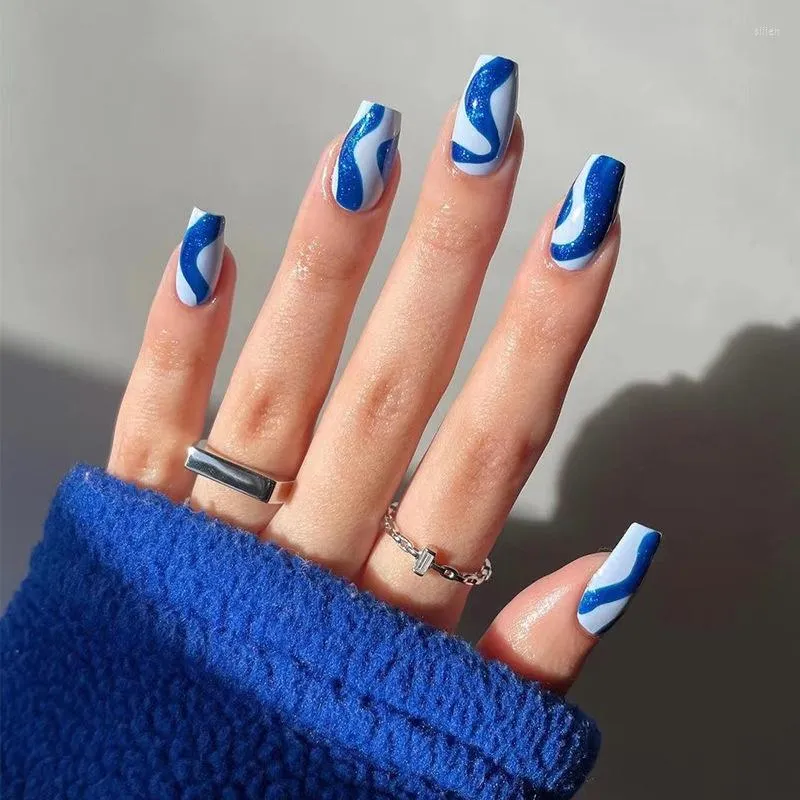 Uñas postizas Diseño de ondas en polvo con brillo azul Arte de uñas usable Brillante Falso Ballet corto Acabado Presione con pegamento