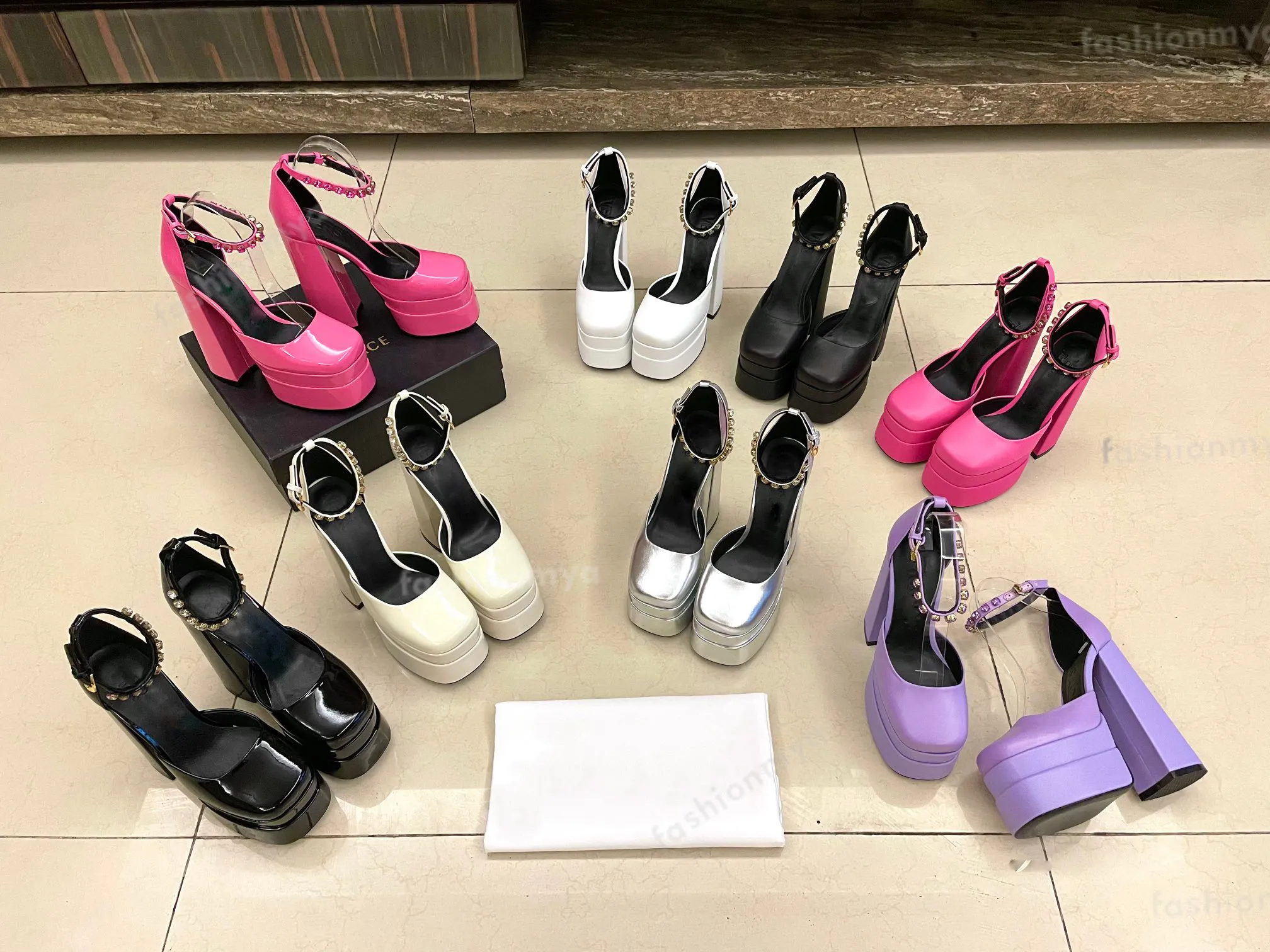 Designer-Sandalen für Damen, Aevitas-Schuh, Kristallverzierung, Knöchelriemen, Satin-Plateau-Pumps, Damen-Sandalen mit klobigem Absatz