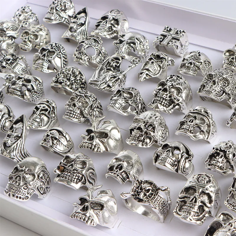Pierścienie zespołu hurtowa luzem 20pcs partie męskie gotycka szkielet czaszki antyczne srebrne srebrne metalowe biżuteria mieszanka różny styl 230228