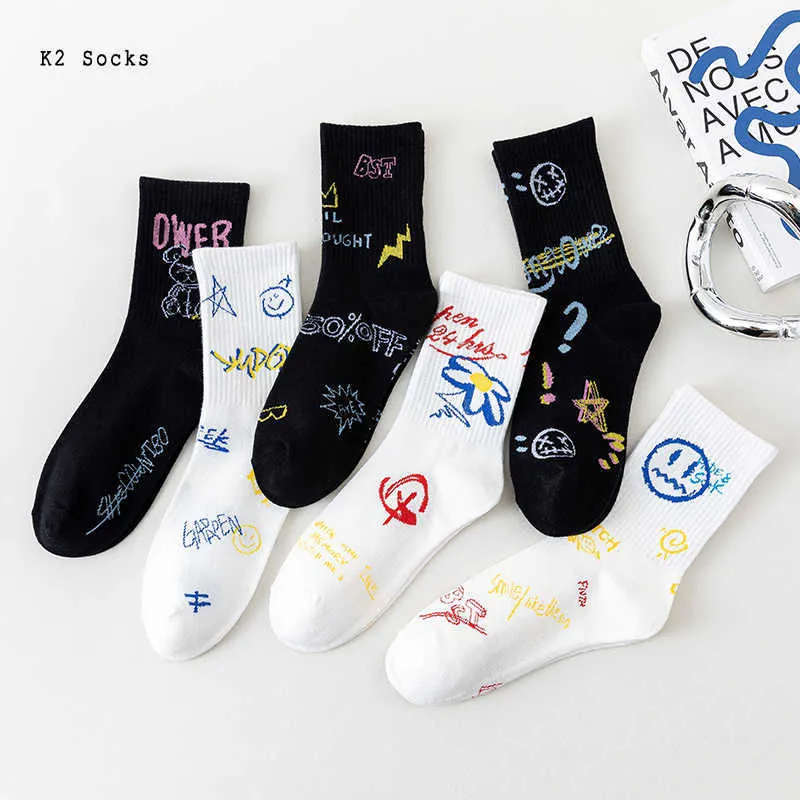Men's Socks New Hip Hop Letter Graffiti Long Socks Cotton Harajuku Black White Funny Fashion Skateboard Cool Soft Men Women Socks Z0227
