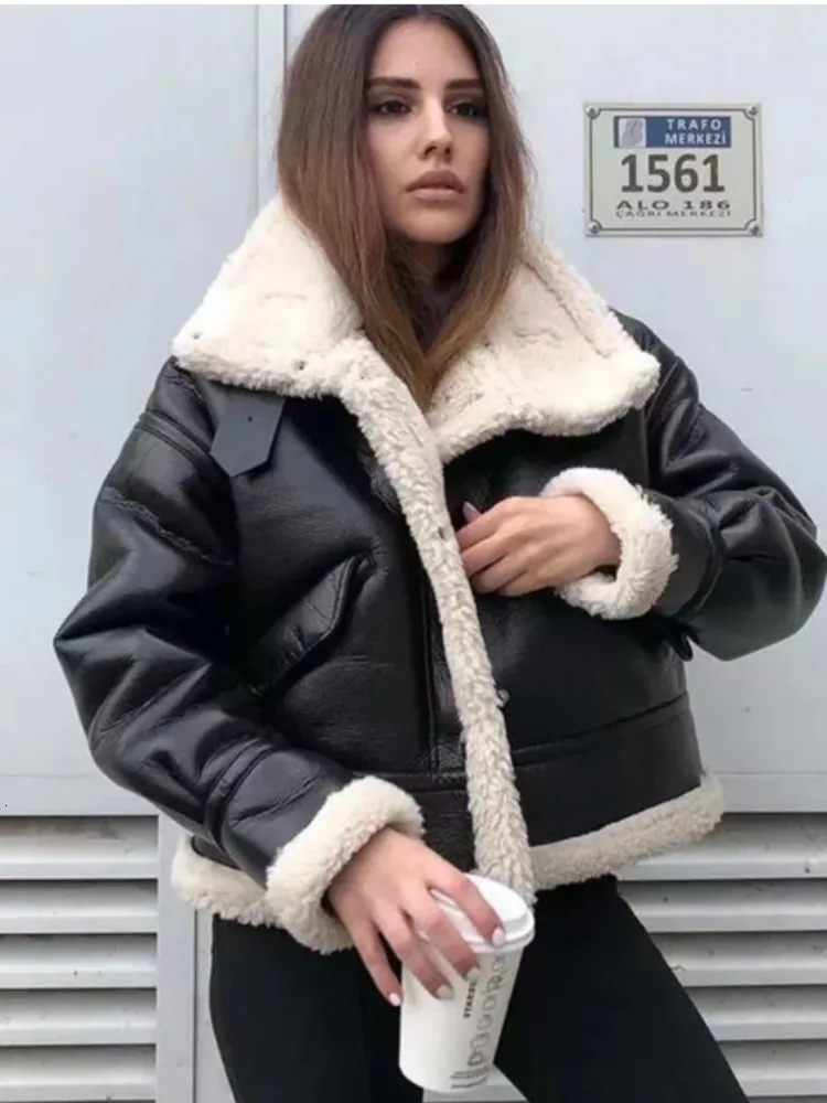 女性用ジャケット冬の女性ストリートウェアフェイクラムレザーファーラペルクロップジャケット秋の女性モトバイカー厚い暖かい羊皮のアウトウェアコート230228
