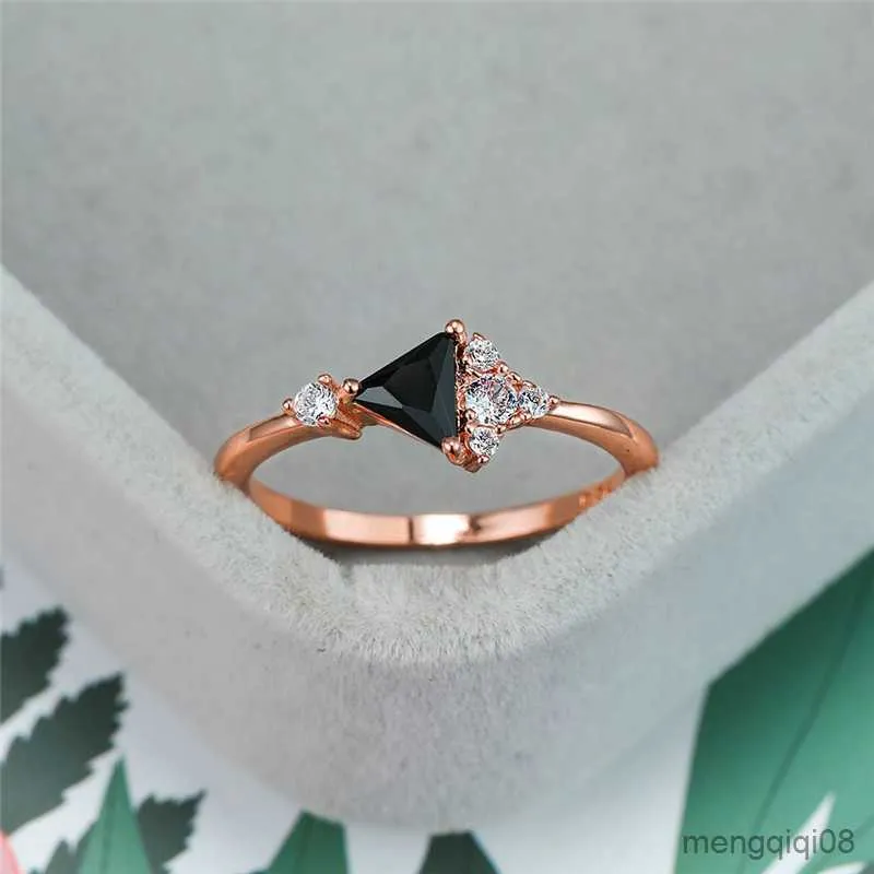 Band Ringen Schattig Vrouwelijke Black Crystal Ring Charm Rose Goud Dunne Bruiloft Voor Vrouwen Kleine Bruids Driehoek Engagement