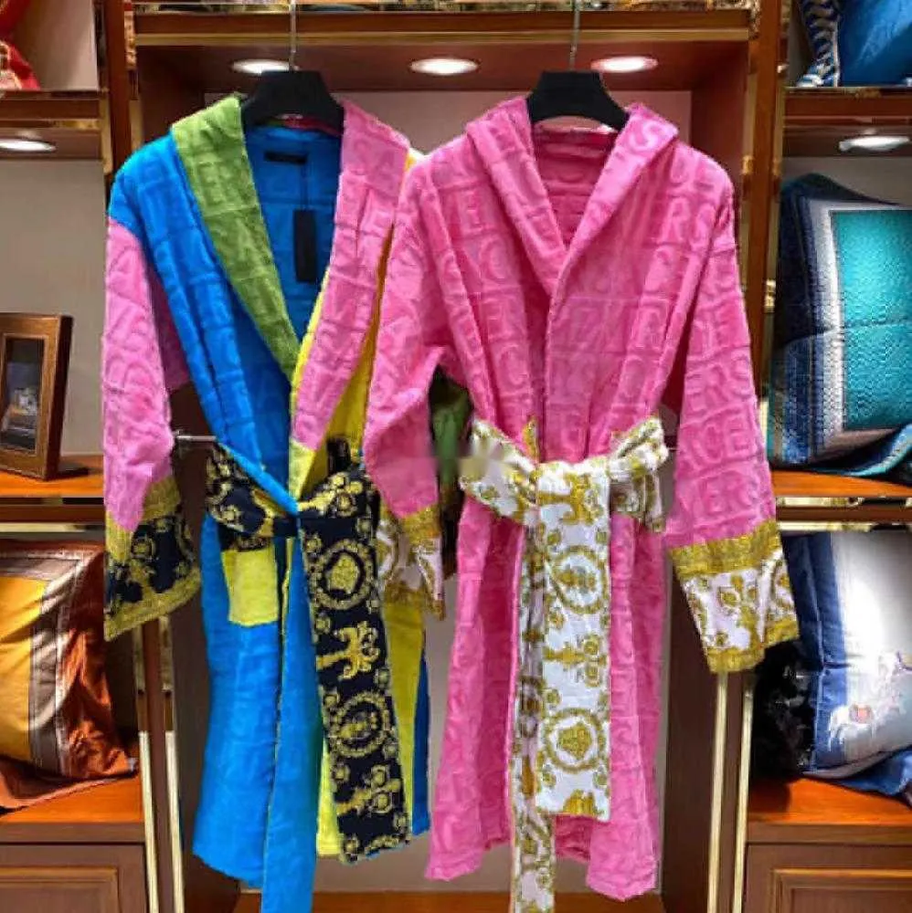 Veet Bathrobe Robe Designers Baroque Fashion Pamas Mens 여성 편지 편지 Jacquard 인쇄 바로코 프린트 슬리브 숄 칼라 포켓 벨트 100%면.