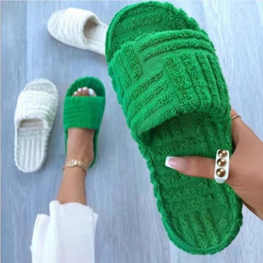 Sandaler Kvinnors sandaler skor Autumn Winter New Style Tjocksoled Wool Slippers Women präglade bomulls tofflor European American High-End