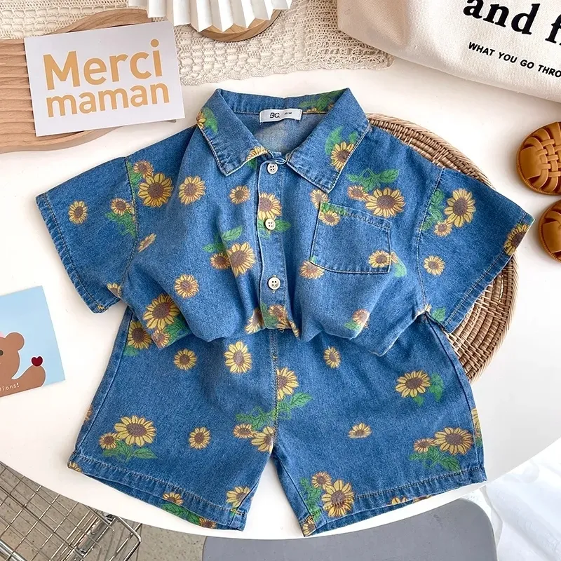 Kläderuppsättningar 2023 Summer Children's Denim Shirt Set pojkar och flickors korta ärmskjorta och kort ärm Daisy Print Two Piece Set för barns avslappnade lös passform